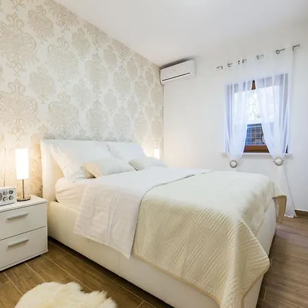 Modern Escape With Private Pool - 4 Bedroom Villa *