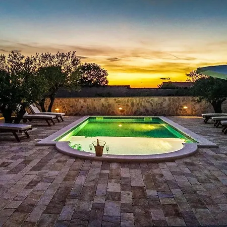 Modern Escape With Private Pool - 4 Bedroom Zara