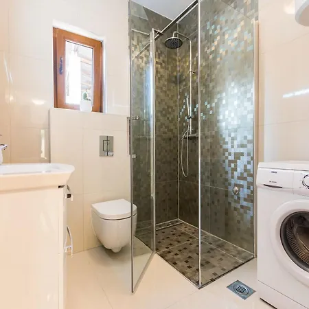Modern Escape With Private Pool - 4 Bedroom * Zara
