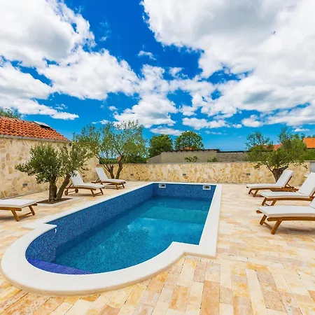 Modern Escape With Private Pool - 4 Bedroom Vila