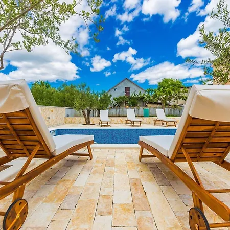 Modern Escape With Private Pool - 4 Bedroom Vila