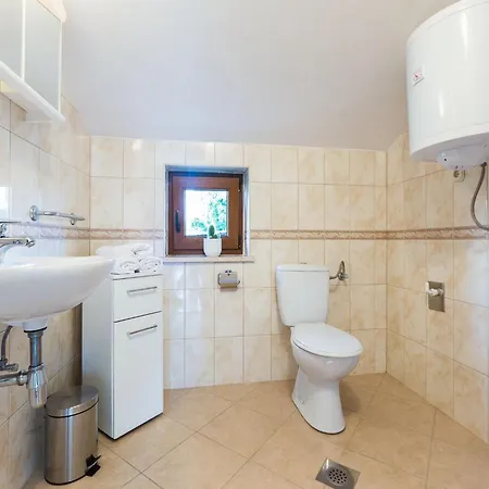 Modern Escape With Private Pool - 4 Bedroom Zara