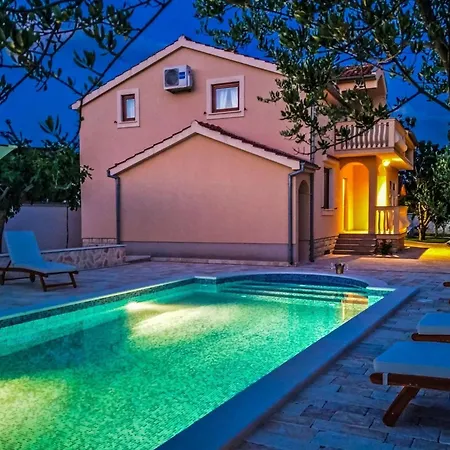 Modern Escape With Private Pool - 4 Bedroom * Zara