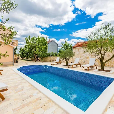 Modern Escape With Private Pool - 4 Bedroom Vila *