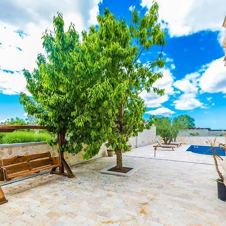 Modern Escape With Private Pool - 4 Bedroom Zara