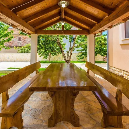Modern Escape With Private Pool - 4 Bedroom * Zara