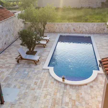 Villa Modern Escape With Private Pool - 4 Bedroom