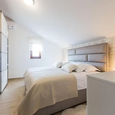 Modern Escape With Private Pool - 4 Bedroom Vila *