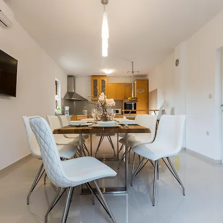 Villa Modern Escape With Private Pool - 4 Bedroom Zara