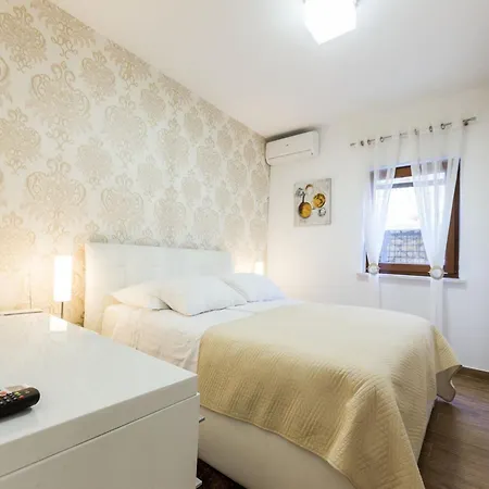 Modern Escape With Private Pool - 4 Bedroom Zara