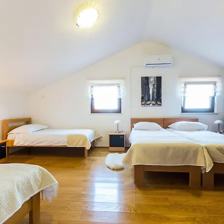 Vila Modern Escape With Private Pool - 4 Bedroom *