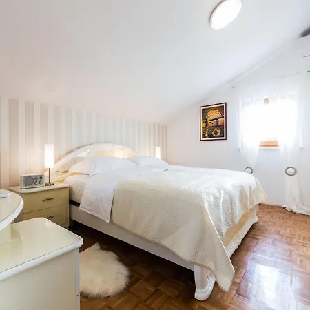 Modern Escape With Private Pool - 4 Bedroom * Zara