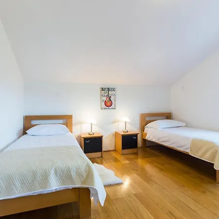 Modern Escape With Private Pool - 4 Bedroom Zara