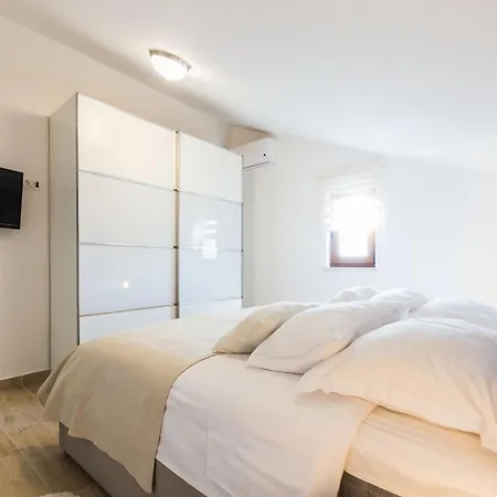 Modern Escape With Private Pool - 4 Bedroom * Zara