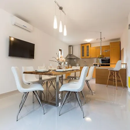 Modern Escape With Private Pool - 4 Bedroom Vila