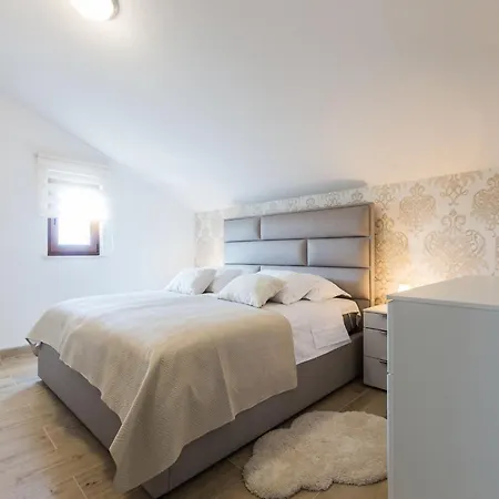 Modern Escape With Private Pool - 4 Bedroom Zara
