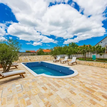 Villa Modern Escape With Private Pool - 4 Bedroom Zara
