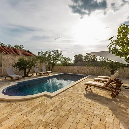Modern Escape With Private Pool - 4 Bedroom Zara