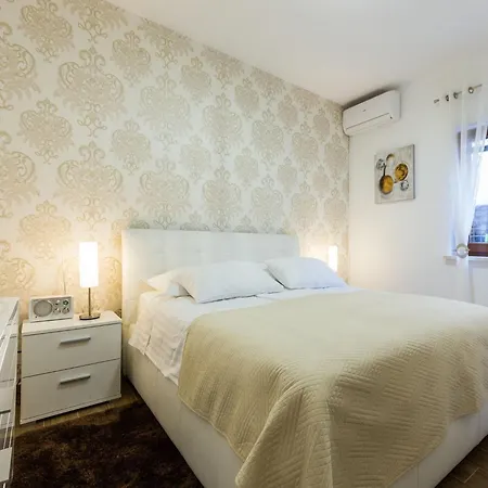 Villa Modern Escape With Private Pool - 4 Bedroom Zadar