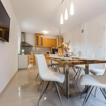 Villa Modern Escape With Private Pool - 4 Bedroom