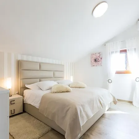 Modern Escape With Private Pool - 4 Bedroom Вілла *