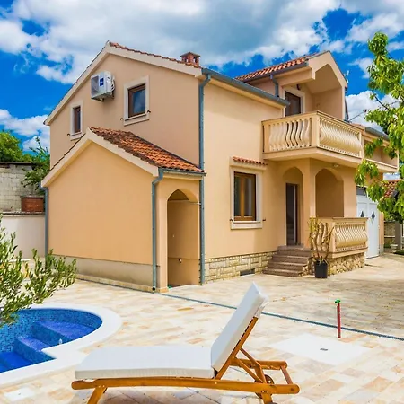 Villa Modern Escape With Private Pool - 4 Bedroom *