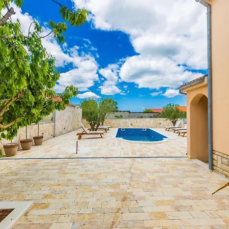 Modern Escape With Private Pool - 4 Bedroom Вілла
