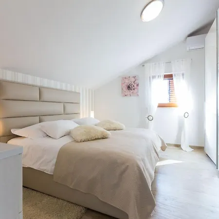 Modern Escape With Private Pool - 4 Bedroom Вілла