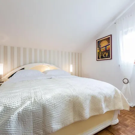 Modern Escape With Private Pool - 4 Bedroom Вілла