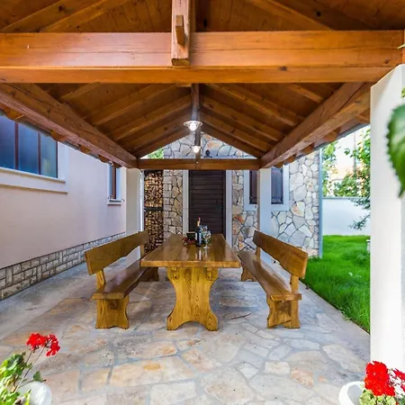 Modern Escape With Private Pool - 4 Bedroom Задар