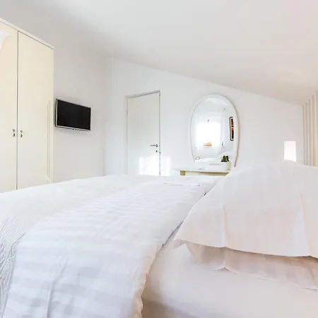 Modern Escape With Private Pool - 4 Bedroom Вілла