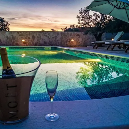 Modern Escape With Private Pool - 4 Bedroom Вілла
