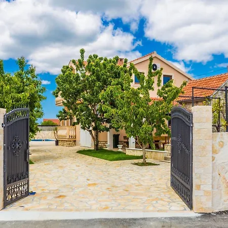 Modern Escape With Private Pool - 4 Bedroom Villa Zadar