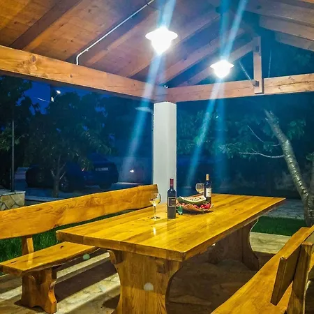 Modern Escape With Private Pool - 4 Bedroom Вілла