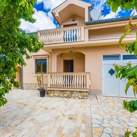 Modern Escape With Private Pool - 4 Bedroom Villa *