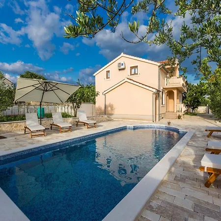 Modern Escape With Private Pool - 4 Bedroom Вілла *