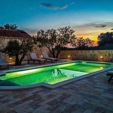 Villa Modern Escape With Private Pool - 4 Bedroom Zadar